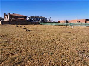 1005 m² Land available in Helderwyk