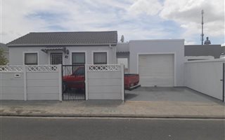 5 Bedroom House in Strandfontein