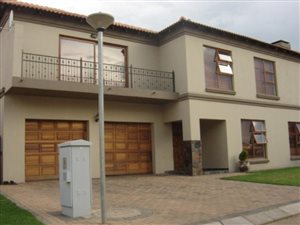 4 Bed Townhouse in Vanderbijlpark SE8