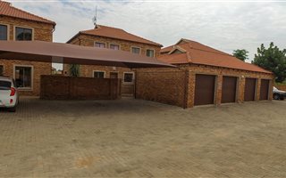 4 Bedroom Duplex in Theresa Park