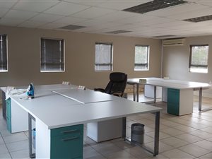 142 m² Commercial space in Die Hoewes