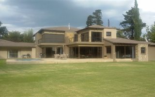 8 Bedroom House in Ebner On Vaal