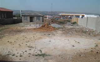 760 m² Land available in Lotus Gardens