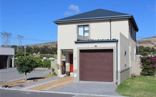 2 Bedroom House in Burgundy Estate