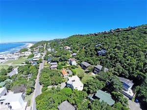 930 m² Land available in Keurboomstrand
