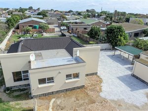 4 Bed House in Newton Park