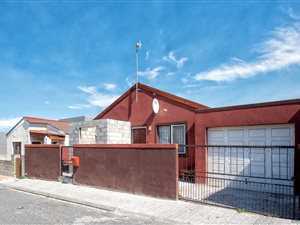 2 Bed House in Malibu Village
