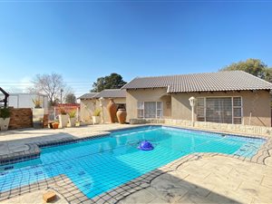 11 Bed House in Risana