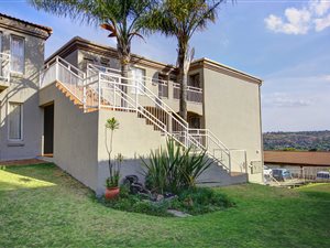 3 Bed Apartment in Roodekrans
