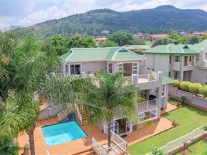 4 Bedroom House in Kosmos