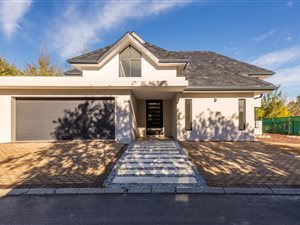 4 Bed House in Pearl Valley