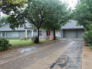 4 Bed House in Lynnwood Glen