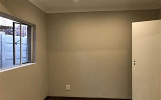 2 Bedroom Garden Cottage in Kensington B