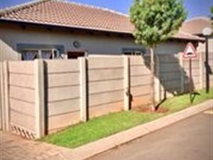 3 Bed Townhouse in Ruimsig