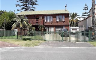 4 Bedroom House in Zeekoevlei