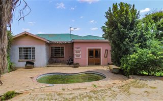 2 ha Farm in Brits