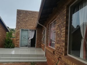 3 Bed Townhouse in Roodekrans