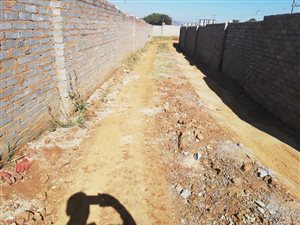 1107 m² Land available in Gateway Manor