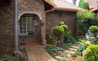 3 Bedroom House in Die Hoewes