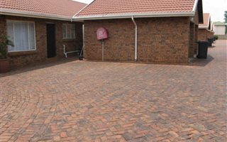 2 Bedroom Townhouse in Doornpoort and surrounds