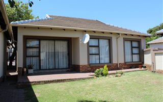 2 Bedroom House in Rooihuiskraal