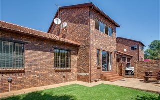 4 Bedroom House in Weltevreden Park