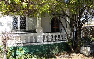 3 Bedroom House in Kensington