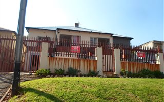 4 Bedroom House in Bezuidenhout Valley