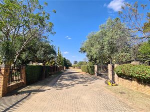 2895 m² Land available in North Riding AH