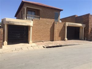 12 Bed House in Rabie Ridge