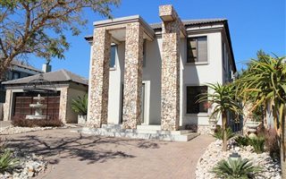 4 Bedroom House in Hazeldean (Silverlakes Surroundings)
