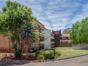 2 Bed Apartment in Vereeniging Central