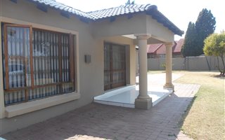 4 Bedroom House in Klippoortje