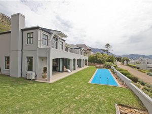 4 Bed House in Steenberg