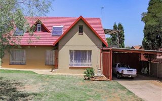 4 Bedroom House in Rooihuiskraal
