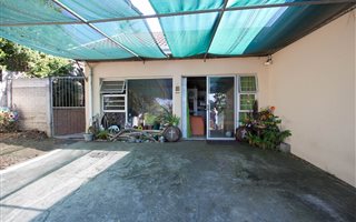 1 Bedroom Flat in Dorchester Heights