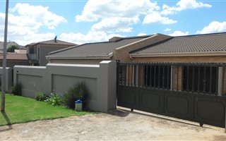 3 Bedroom House in Zakariyya Park