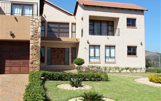 5 Bedroom House in Hartbeespoort Dam