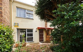 2 Bedroom Duplex in Somerset West Central