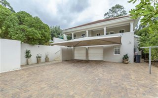 4 Bedroom House in Helderrand