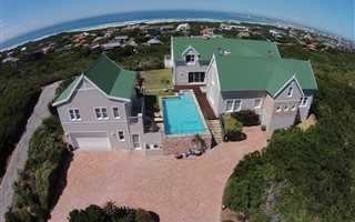 4 Bedroom House in Cape St Francis