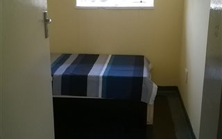 7.5 Bedroom House in Lindo Park