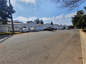 800 m² Commercial space in Weltevreden Park