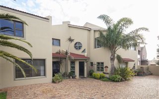 4 Bedroom House in Greenways Golf Estate