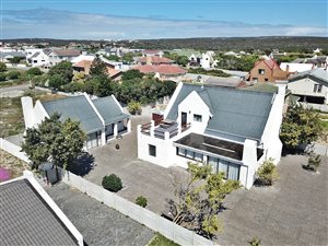 4 Bed House in Struisbaai