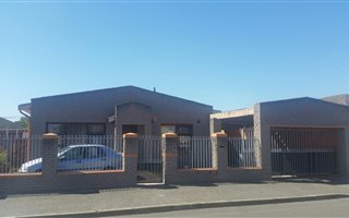4 Bedroom House in Parow Valley
