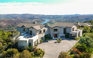 7 Bedroom House in Simola