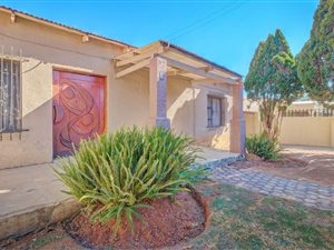 2 Bed House in Roodepoort Central