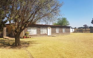 2.1 ha Farm with House in Putfontein