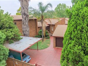 4 Bedroom House in Rietvalleipark